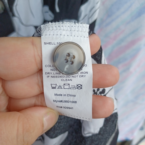 Suzanne Betro Summer Blouse in 1X with black and white florals - Picture 4 of 7